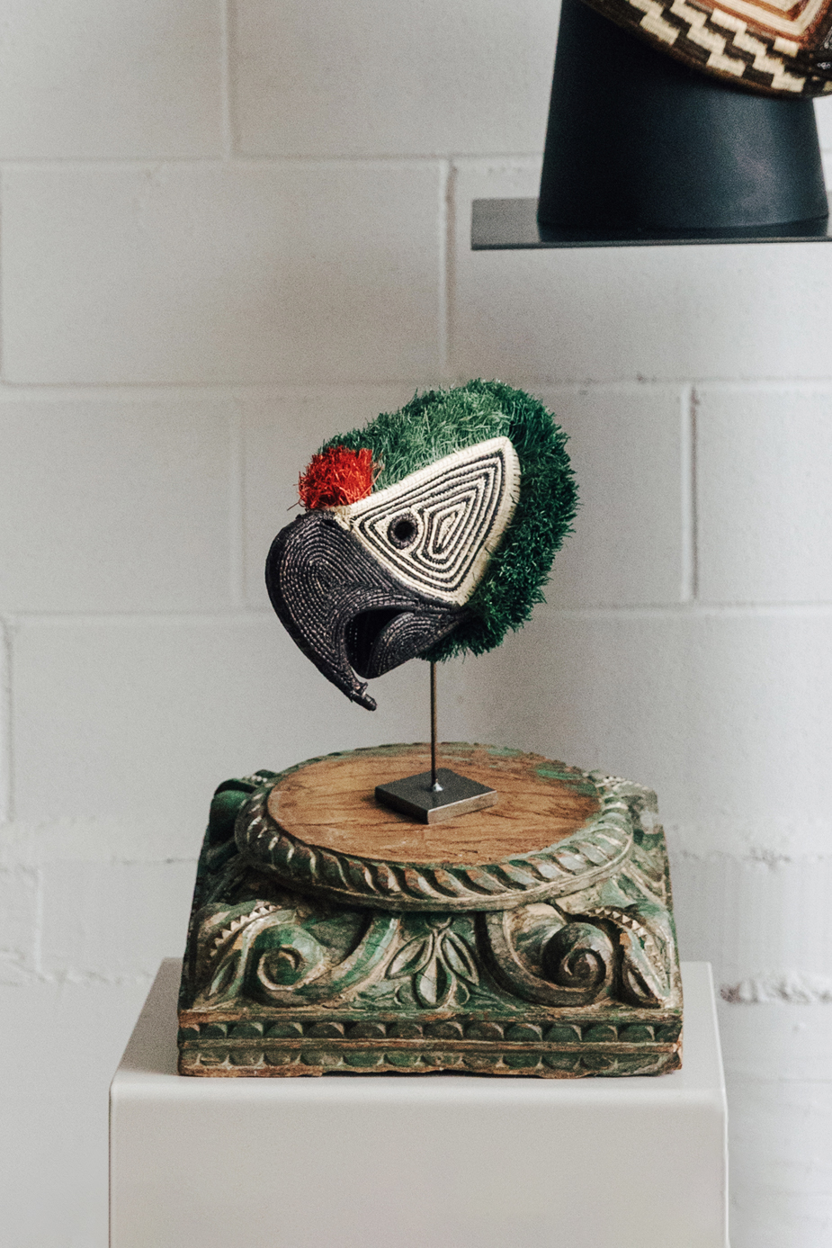 Máscara decorativa de pájaro para pared