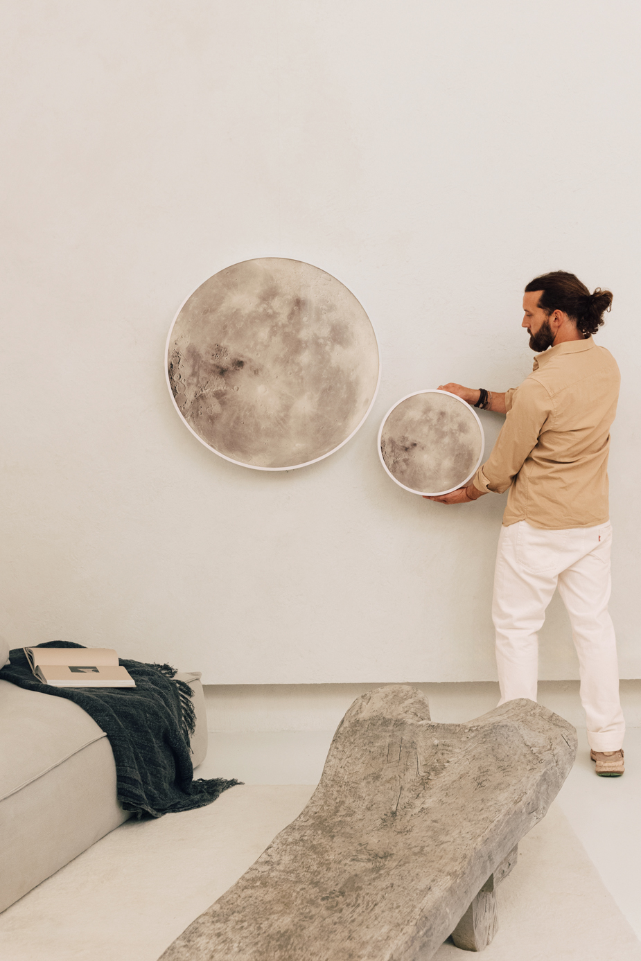 ozeano_studio chico colocando lámpara de pared con forma de luna